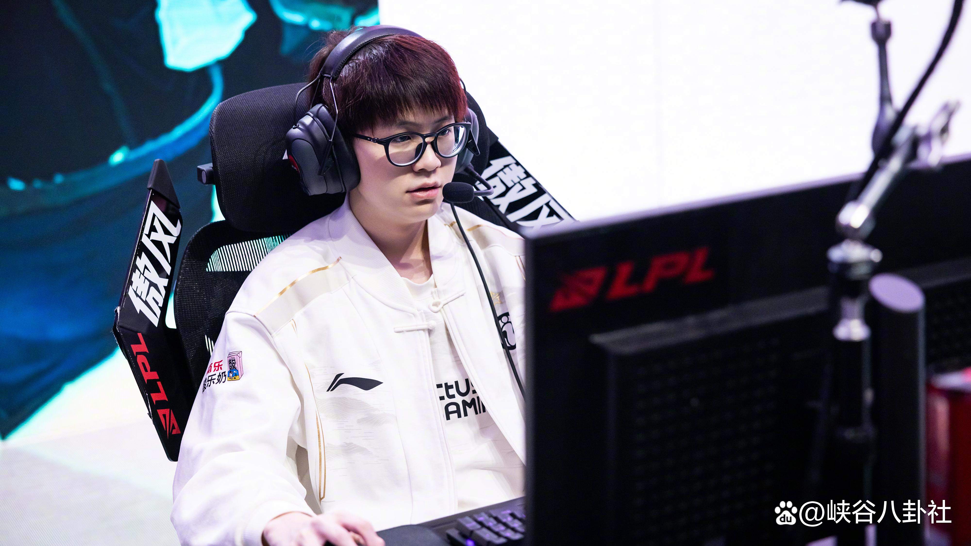 kaiyun-勇士带队取胜！，Rookie重要时刻战术调整全场沸腾不已(剑士kenshi中文版)